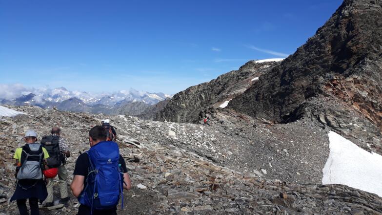 am Lenksteinjoch; der Weiterweg führt  nach rechts