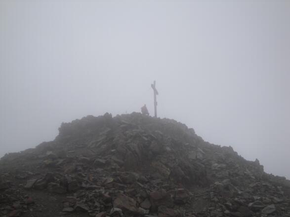Das Gipfelkreuz im Nebel