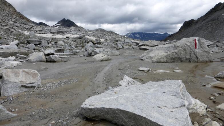 Gut markiert leitet die Spur uns durch die Steinwüste mit einzelnen Restschneeflecken
