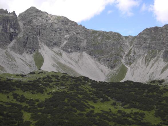 Das Weißenbacher Nordländer Kar, rechts die Aufstiegsspur über das steile Geröllfeld zum Nordgrat.