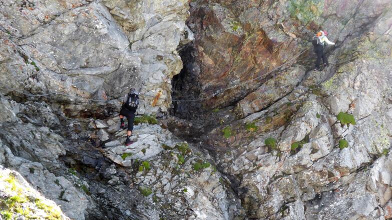 Die seilversicherte Passage des Barmer Steiges unterhalb der Rosshornscharte