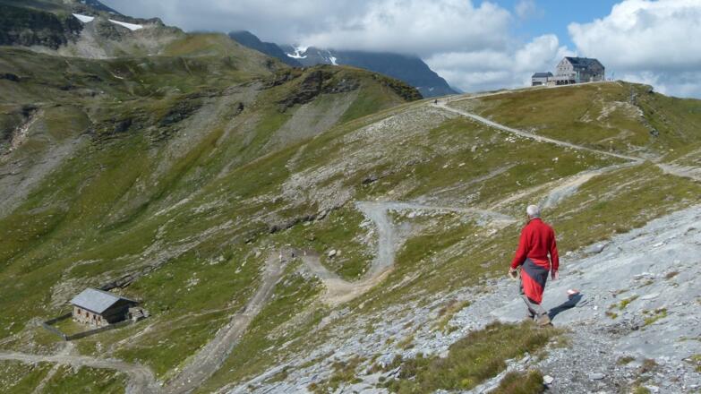 Die Hagener Hütte in den Mallnitzer Tauern. Links das Tauernhaus