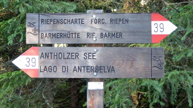 Wegweiser am Antholzer See