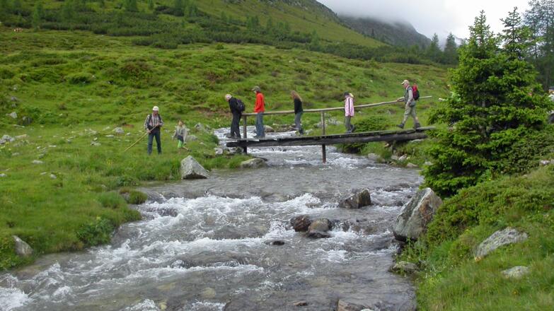 Zu Beginn überqueren wir den Staller Almbach