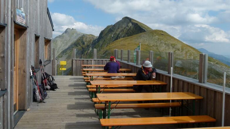 Hüttenterasse der Hagener Hütte mit Blick auf den Greilkopf (mittig)
