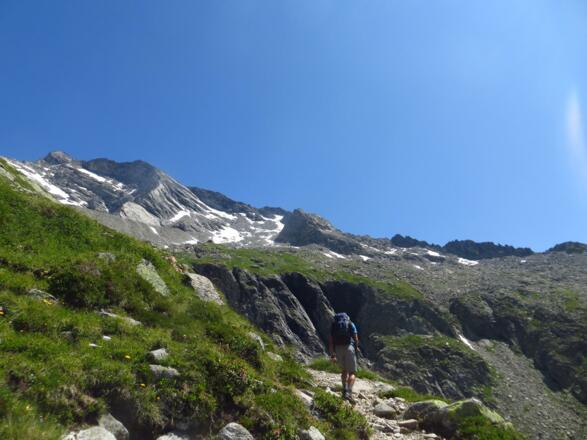 Landhuter Höhenweg unterhalb der Hohen Wand