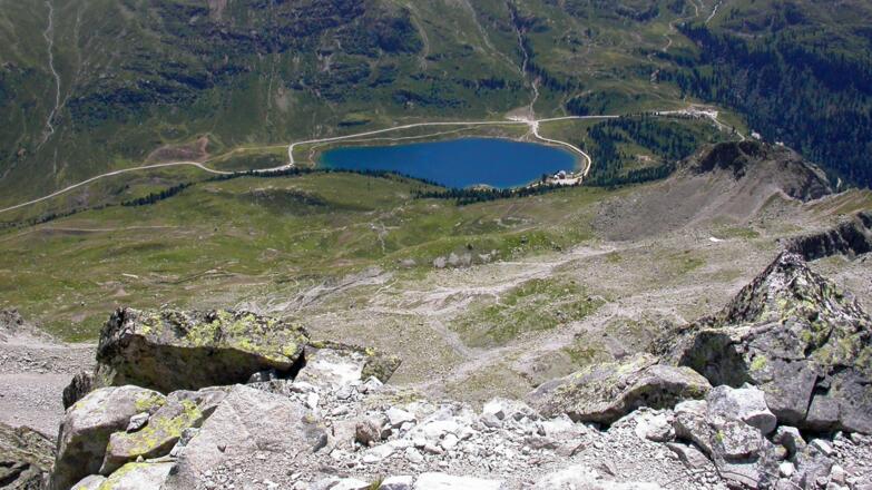 Der Obersee liegt fast 1000 Höhenmeter unter dem Almerhorn