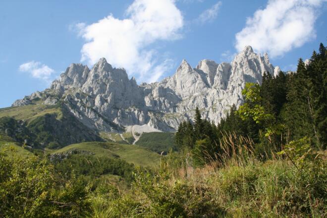 Die mächtigen Felswände auf der Ostseite des Wilden Kaisers