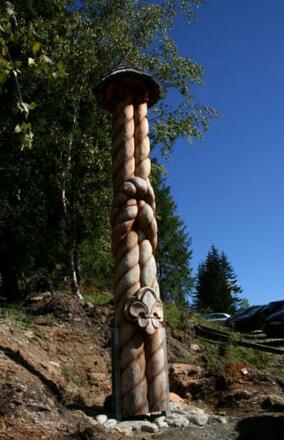 Der Himmelsknoten ist aus Holz geschnitzt.