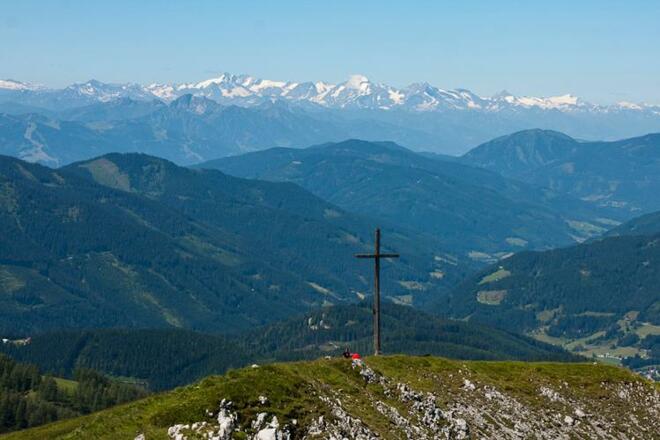 Das Gipfelkreuz von der Sulzenschneid mit den Hohe Tauern im Hintergrund
