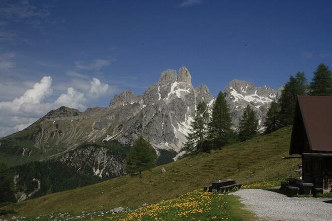 Auf der Sulzenalm kann man sich mit heimischen Schmankerl verwöhnen lassen