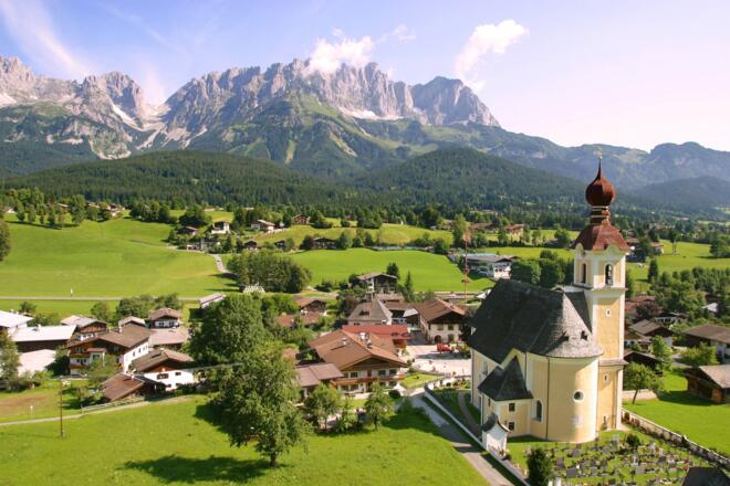 Drehort Going - Kirchplatz mit dem Gasthof Wilder Kaiser und Kirche