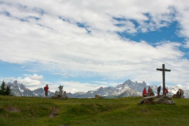 Am Gipfel hat man herrliche Aussichten auf Bischofsmütze und Dachstein