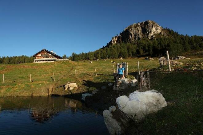 Saukaralm mit Teich und Saukarkopf