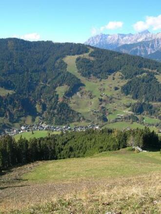 Blick auf das Skigebiet von Dienten