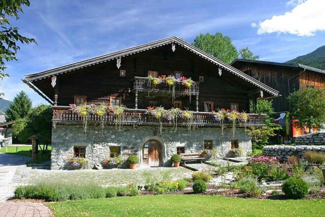 Das Klausnerhaus liegt direkt im Ortszentrum von Hollersbach.