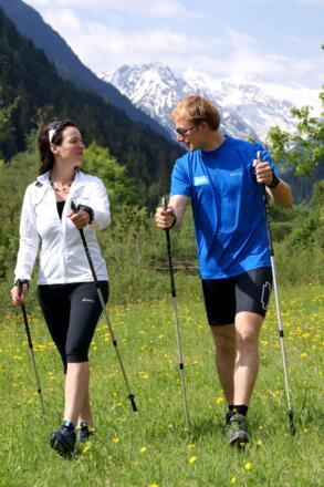 Nordic Walking mit Blick zum Gletscher