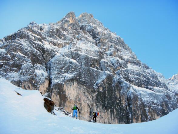 Imposante Felskulisse beim Anstieg hinauf zur Tribulaunhütte.