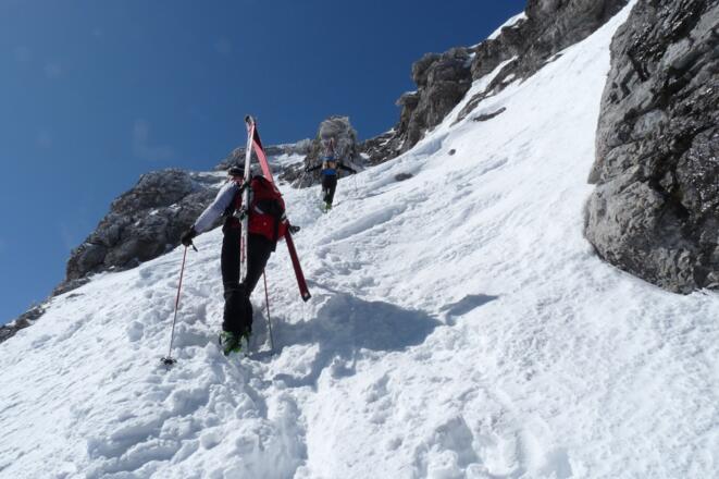 Der obere Abschnitt der Rinne ist zumeist mit Schnee bedeckt und deshalb ein Stapfen gut möglich.