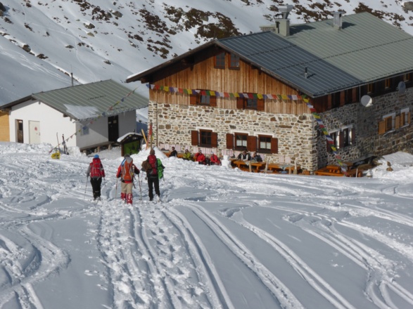 Die Pforzheimer Hütte mit Sonnenterrasse.