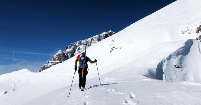 Je nach Bedingungen die Ski bis zum Gipfel tragen oder doch nochmals unter die Füße.