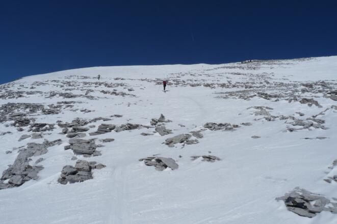 Das weitläufige Gipfelplateau kurz unterhalb des Gipfels.