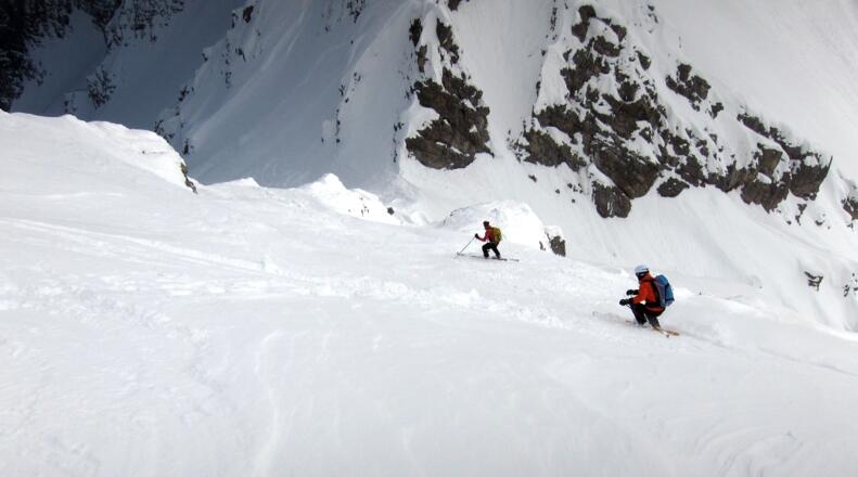 Die steile Abfahrt bis zur Schneetalscharte.