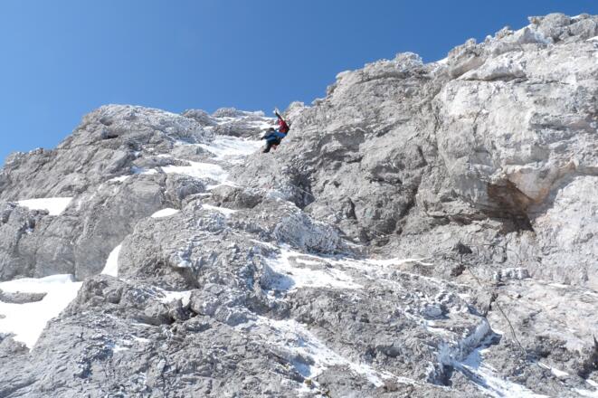 Sehr steil geht es zu Fuß durch Fels, Eis und Schnee.