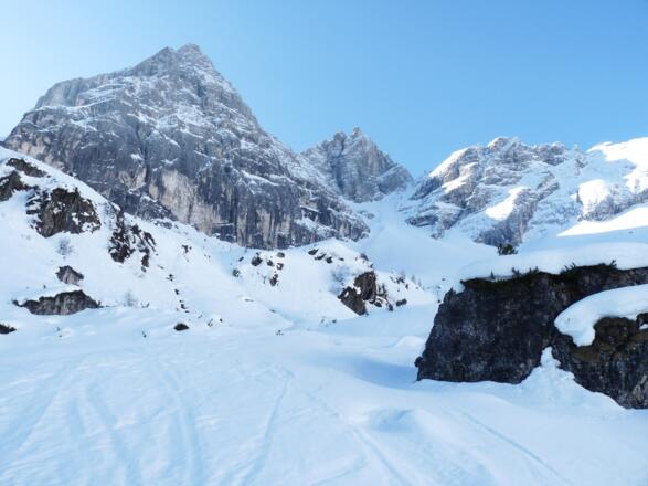 Im hinteren Sandestal mit Blick auf die gewaltigen Felsfluchten des Gschnitzer und Pflerscher Tribulaun.