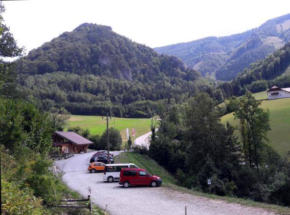Parkplatz ~460 m mit Infohütte und Parkautomat
