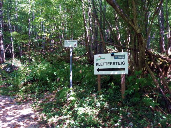 Hier links zum Anseilplatz und Einstieg ~490m