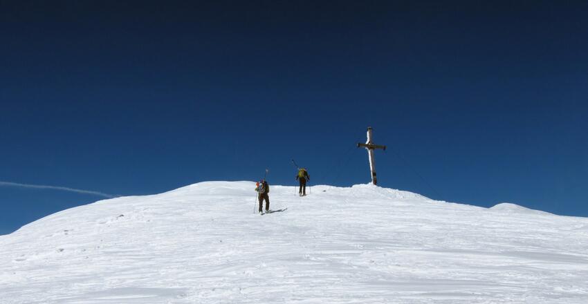 Ein schlichtes Kreuz ziert den Gipfel des Gschnitzer Tribulauns.