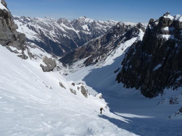 Der steile Anstieg durch das Schneetal zur Schneetalscharte.