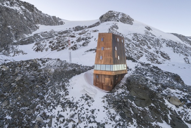 Die neu errichtete Schwarzensteinhütte in den Zillertaler Alpen.