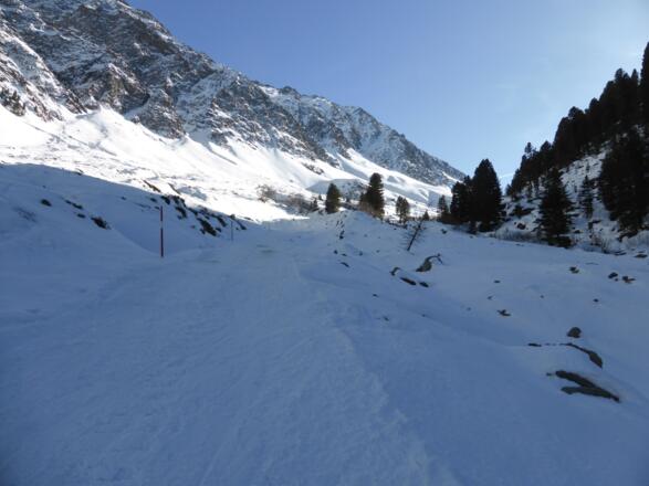 Weganstieg hinter der Kapelle.
