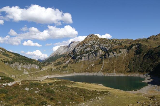 Blick in der Nähe von der Freiburger Hütte auf den Formarinsee