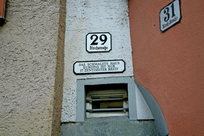 Nur diese Tafel macht auf das Haus aufmerksam