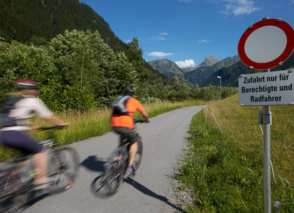 Radler haben es gut in Vorarlberg – sie dürfen auch Wege nutzen, auf denen sonst (fast) niemand fahren darf