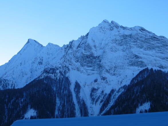 Schon beim Start beeindrucken die schroffen Pfitscher Berge. Hier Torwand und Rübespitze