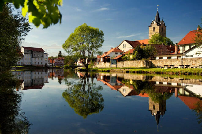Werraspiegelung mit St.-Bartholomäus-Kirche Themar