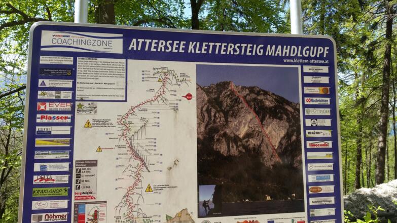 bei der Abzweigung die Hinweistafel Attersee Klettersteig