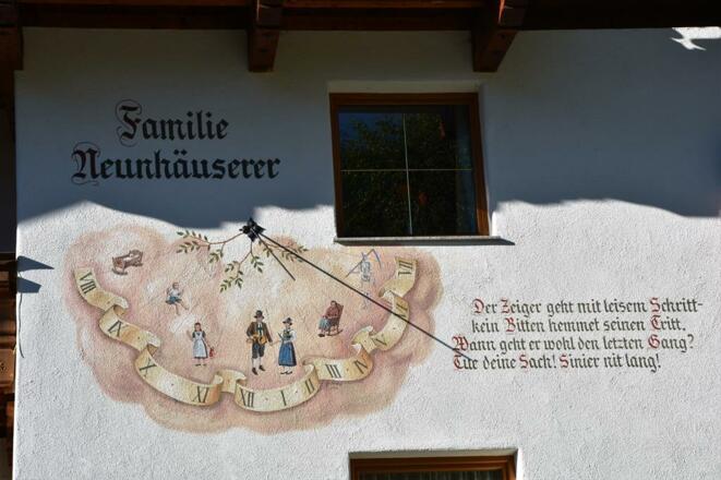 Sonnenuhr am Haus