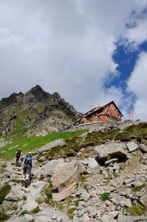 Die Steigvariante führt am Schluss steil hinauf zur Saarbrücker Hütte.