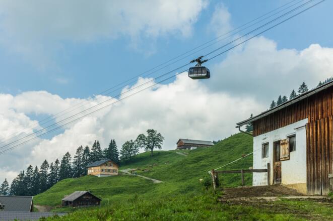 Blick auf Sonderdach und Seilbahn Bezau