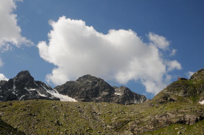 Das Große Seehorn (Mitte) und die  Saarbrücker Hütte drängen schon während des Aufstiegs ins Blickfeld.