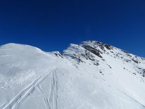 Über dem Grataufschwung geht es dem Gipfel entgegen