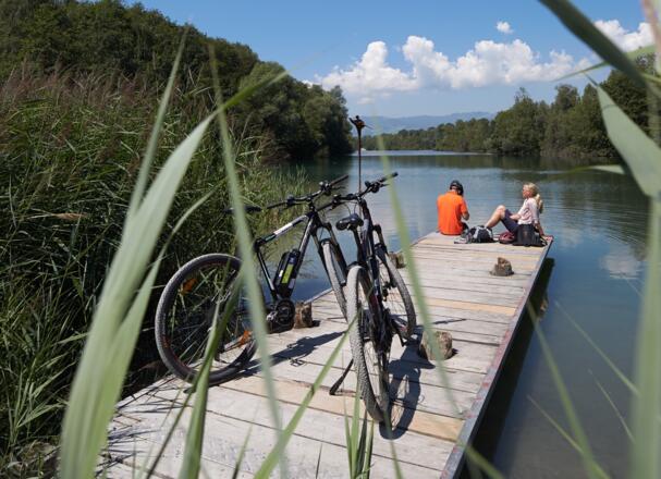 Noch sind die Berge nicht in greifbarer Nähe: kleine Picknick-Pause am Alten Rhein