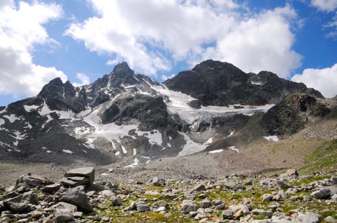 Das Große Seehorn mit seinem Gletscher (rechts) dominiert die Szenerie bei der Saarbrücker Hütte.