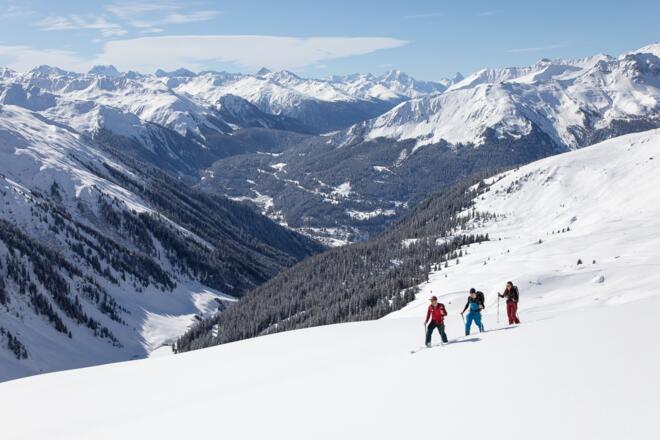 Madrisa Rundtour mit Sicht in Richtung Klosters und Davos.