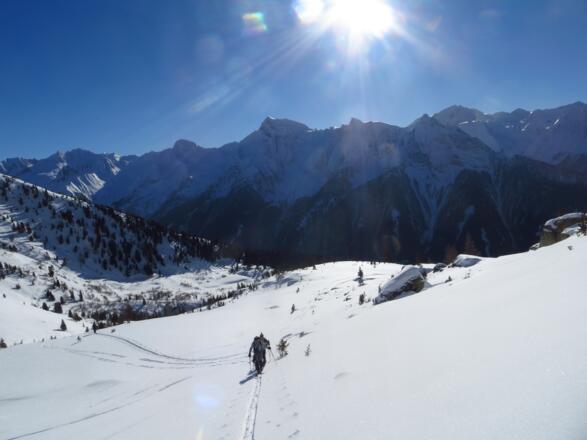 Oberhalb der Waldgrenze freies und sonniges Skitourengelände
